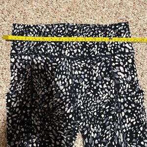 Athleta M Capri Leggings Black White Gray Print